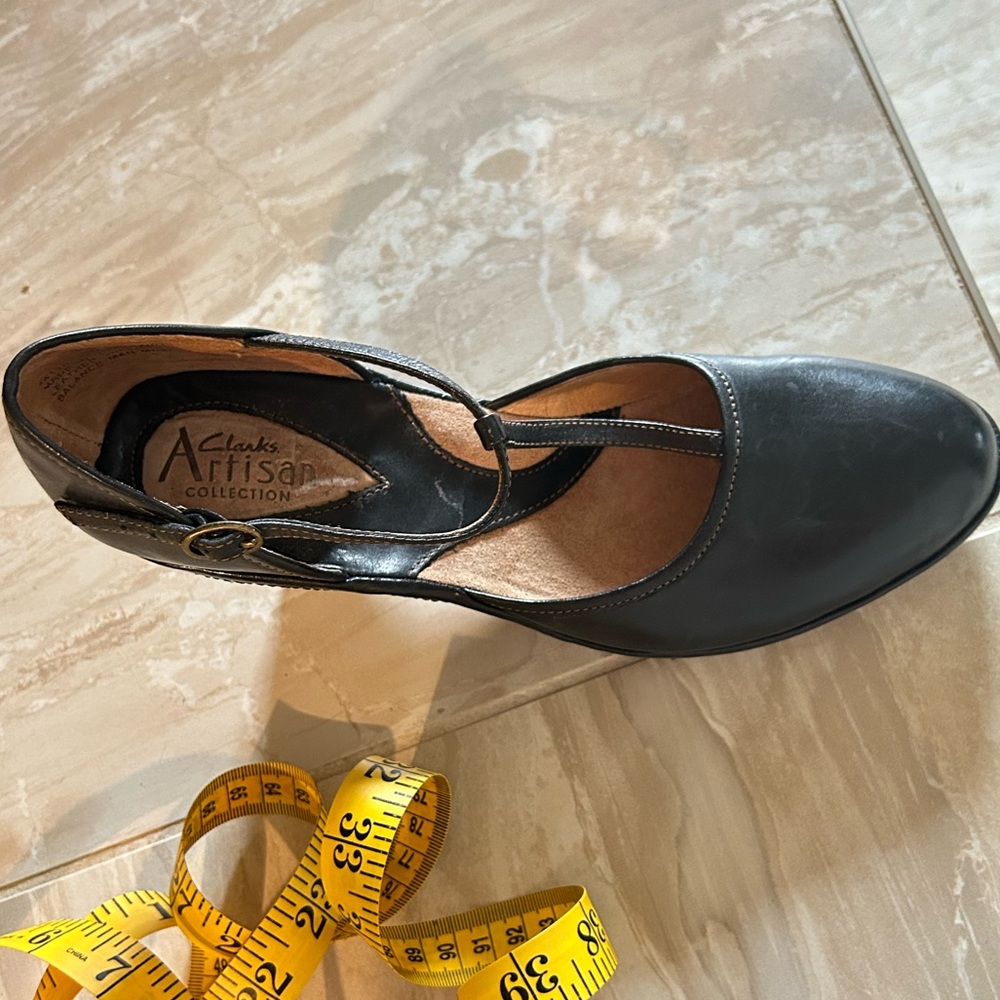 Clark's size 6.5M T-strap wedge heels - Picture 5 of 8
